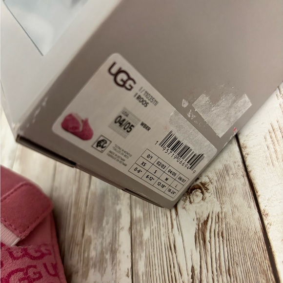 UGG Roos Baby Girl Crib Booties Logo Print Pink Size 4/5 - Picture 7 of 8